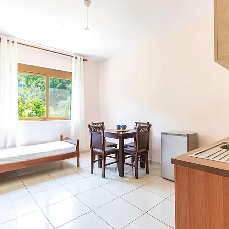 Radhima 21 - One Bedroom Apt, Kitchen *
